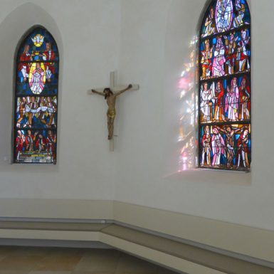 Chorfenster der katholischen Kirche Mariä Himmelfahrt in Eybach